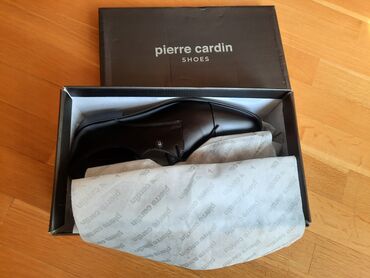 бордовые мужские мокасины: Pierre Cardin brendinə məxsus qara rəngli, dəri ayaqqabı. TƏZƏDİR
