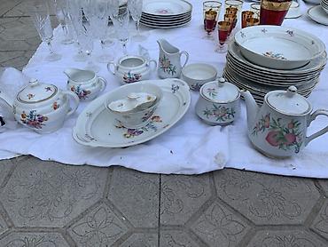 Фарфоровый столовый и чайный сервиз с цветочным декором и позолоченным at lalafo.kg Фарфоровый столовый и чайный сервиз с цветочным декором и позолоченным