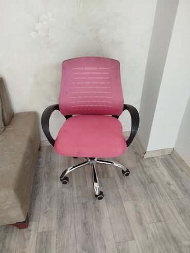 Офисные стулья: Ofis kreslosu – tünd çəhrayı rəng, mesh (nəfəsalan) bel hissəsi və
