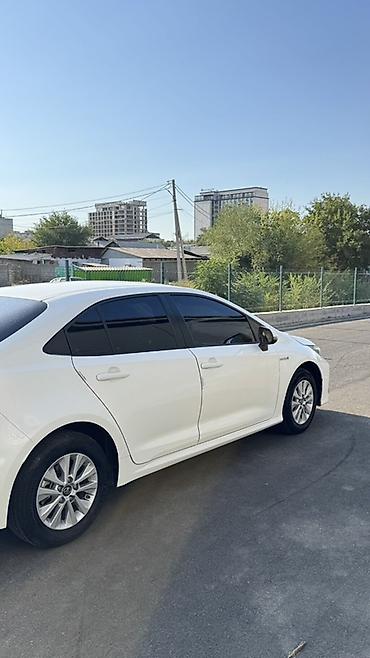 2022: Toyota Corolla: 2022 г., 1.8 л, Вариатор, Гибрид, Седан — 4