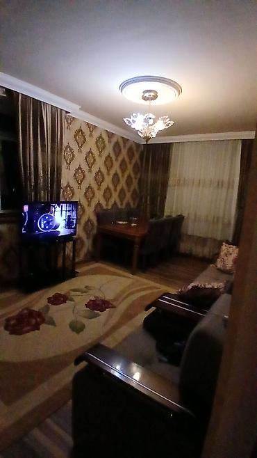 Satılır. 5 mərtəbəli binanın 5 ci mərtəbəsində 2 otaqdan 3 otağa