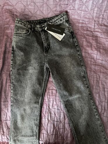 ağ ayaqqabılar: Trendyolmilla jeans. yenidir, etiketi ustundedir. xs olcudedir. 15 azn