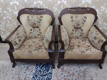 два кресла с подушками: Прямой диван, цвет - Бежевый, Б/у