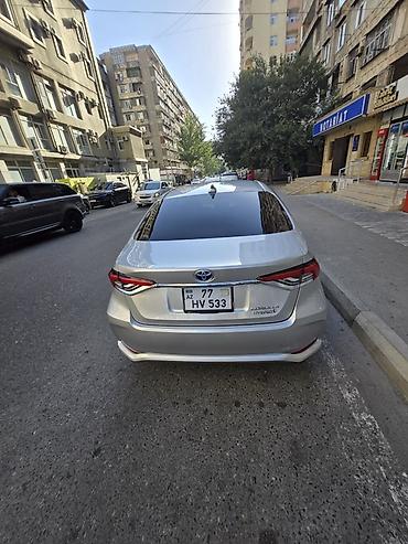 camry arxa stop: Toyota Corolla, gümüşü rəng, sedan gövdə. Rənglənməyib udarı vuruğu — 10