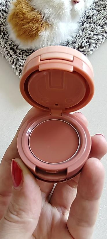 eşşək kremi: Yumru formalı qablaşdırmada kompakt krem teksturalı kosmetik məhsul — 3