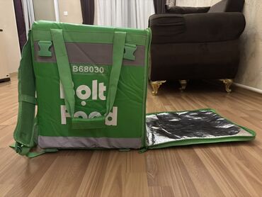 Soyuducu avadanlığı: Bolt Food loqosu ilə yaşıl rəngdə qida çatdırılması üçün nəzərdə