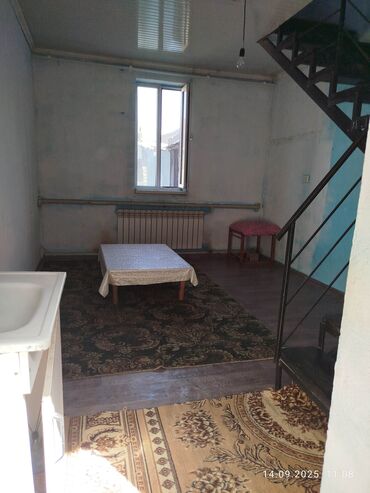 дом рабочий городок: 25 кв. м, 2 бөлмө, Жылытылган, Унаа токтотуучу жай, Забор, тосулган