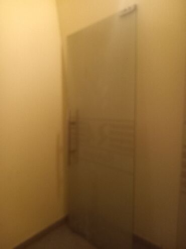 Отделочные материалы: Şüşə qapı – tam şüşə, menteşəli. - Material: qalın temperli