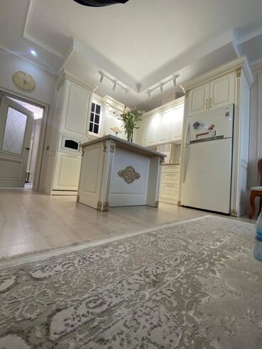 Кухонные гарнитуры: Элегантный кухонный гарнитур, выполненный в белом цвете с золотистой — 6