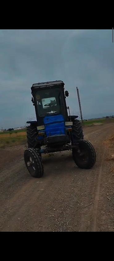Mavi rəngli təkərli traktor - Kabinli, geniş görünüşlü sürücü bölməsi