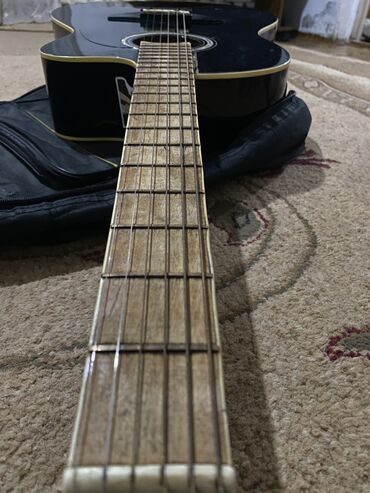 Гитары: На гитаре есть царапины и наклейки,хорошо звучит,струны хорошие — 6