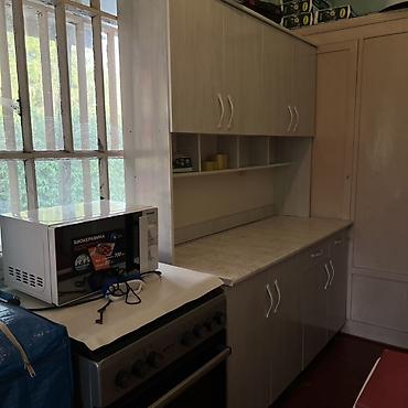 Продаю б/у Кухонный навесной модуль с полками и шкафами - Материал at lalafo.kg Продаю б/у Кухонный навесной модуль с полками и шкафами - Материал