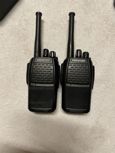 антена: Две портативные радиостанции Kenwood черного цвета. Каждая рация