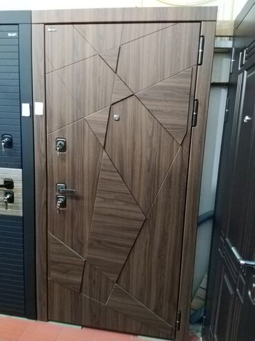 Giriş qapıları: Taxta örtüklü, müasir dizaynlı, iki kilidli qapı. Ev və ya ofis üçün