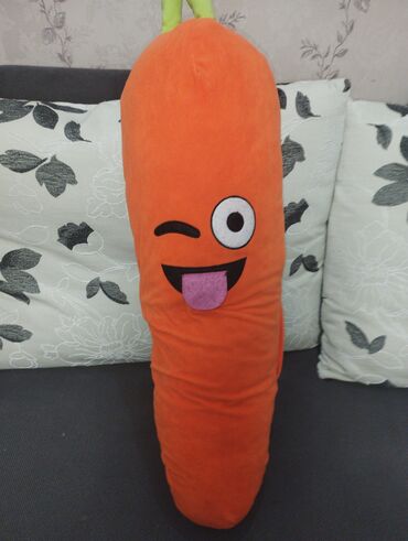 оранжевое платье: Большая игрушка морковка. размеры: Высота 85 см ; ширина 26 см. у