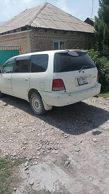 Минивэн Honda Odyssey белого цвета, идеально подходящий для семейных