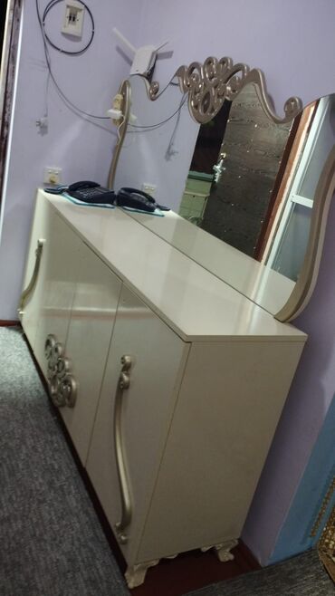 bineqedi mebel sexi: Guzgulu Kamod. 55man. Yaxsi veziyyetdedi.Tutacaqlarida var usaga