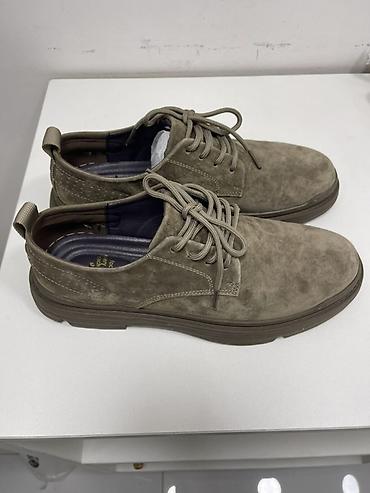 Ayaqqabılar: Kişi ayaqqabısı – süet/velür üst material, zeytun-boz (taupe) rəng. - — 4
