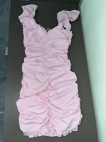 tn pertle: Ružičasta mini haljina sa nabranim efektom - Model: mini dužina — 2