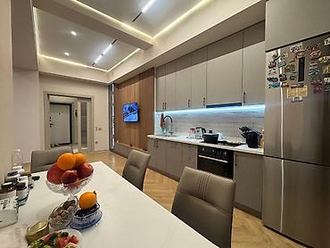 2023: 3 комнаты, 80 м², Элитка, 2 этаж, Евроремонт — 1
