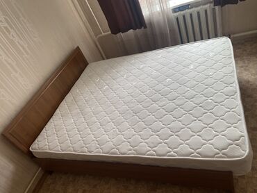корпусная мебель бу: Двух спальная кровать с матрасом 1.60 на 2м