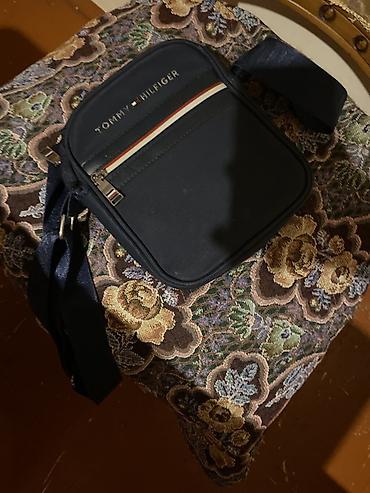 ciyin sumkalari: Tommy Hilfiger çiyin çantası Lacivert rəngli, kompakt ölçülü çiyin — 1