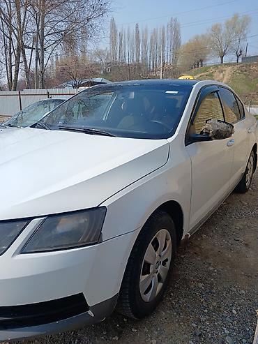 бут массаж: Такси на белом седане Skoda (рестайлинг) с жёлтым фонарём на крыше. - — 2