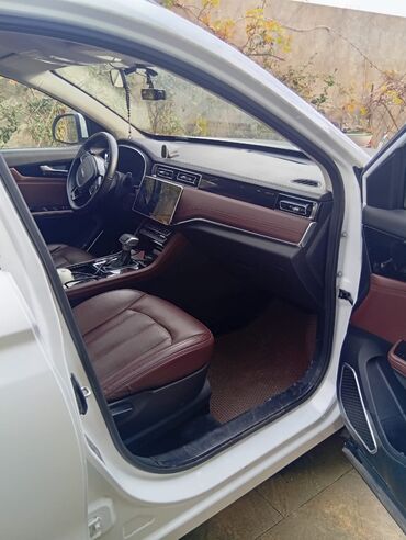 Digər Avtomobillər: VGV ağ rəngli şəhər krossoveri Xüsusiyyətlər: - Geniş xrom radiator — 5