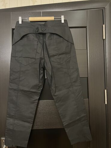 Heykəlciklər: Zara deri görünümlü, düz biçimli şalvar. S razmerdir ama Oversize — 10