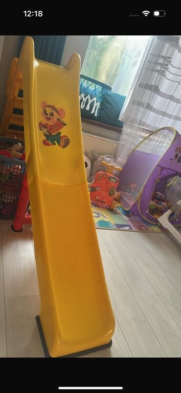 Oyuncaqlar: Uşaqlar üçün sarı rəngdə sürüşkən. Heç istifade olinmayib Usag Balaca