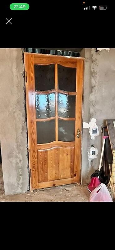 Şüşəli taxta qapı - Material: təbii ağac, lakla cilalanmış səth -
