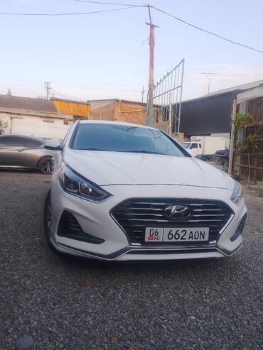 шевроле камаро цена: Белый седан Hyundai Sonata с динамичным дизайном. Автомобиль оснащен