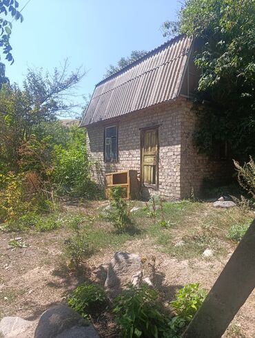 частный дом рабочий городок: Кирпичный дом с асимметричной двускатной крышей из шифера. Фасад