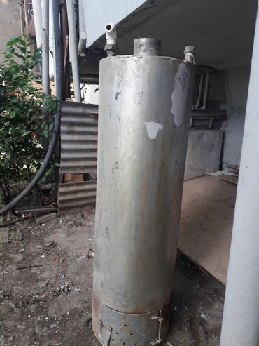 Elektrikli qızdırıcılar və radiatorlar: Paslanmayan metaldan hazırlanmış silindrik su qızdırıcısı. Üzərində