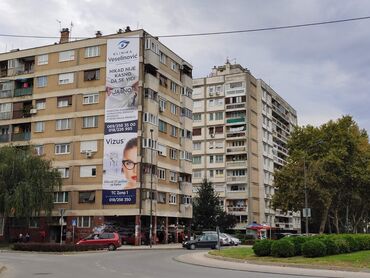 Reklamni prostor na zgradi u prometnom delu grada, idealan za