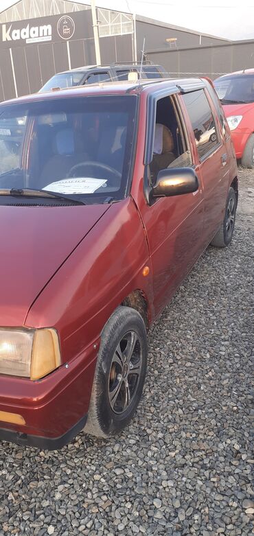 корейские автомашины: Компактный хэтчбек Daewoo тико красного цвета, подходящий для