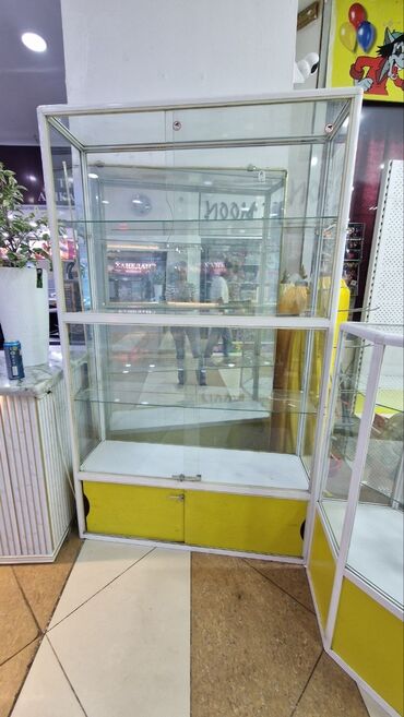 Витрины: Несколько торговых витрин жёлтого цвета с прозрачными стеклянными — 3