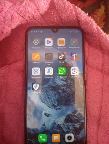 ipod купить: Смартфон Redmi 7 в фиолетовом корпусе с глянцевой поверхностью. На