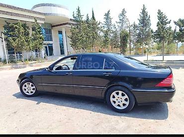 a class mercedes: Mercedes‑Benz S‑Class (W220), qara rəng, sedan gövdə. Əsas — 4