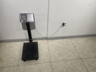 Торговые весы: Напольные весы с цифровым дисплеем и платформой для взвешивания