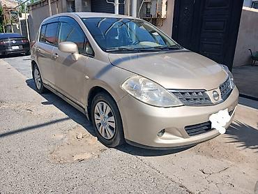 e39 rul: Nissan Tiida hatchback - Kuzov: 5 qapılı hatchback, qızılı/şampan — 2