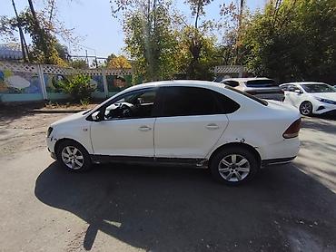 машина салон: Volkswagen Polo: 2012 г., 1.6 л, Механика, Бензин, Седан — 4