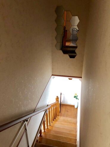 Uzunmüddətli kirayə mənzillər: Elmlər metrosunun yaxınlığında 9 mertebeli binanın 6-cı mərtəbəsində — 12