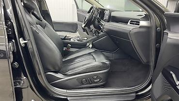 Другие детали салона: Мультимедийная система и интерьер автомобиля с современными функциями — 9