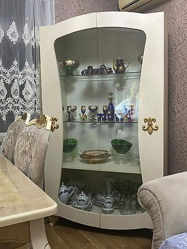 şamdan al: Şkaf-vitrin – qonaq otağı üçün - Rəng: krem (ivori), qızılı dekor — 1