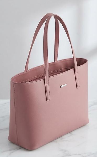 Elegantna ženska tote torba u puder‑roze boji - Materijal: glatka na lalafo.rs Elegantna ženska tote torba u puder‑roze boji - Materijal: glatka