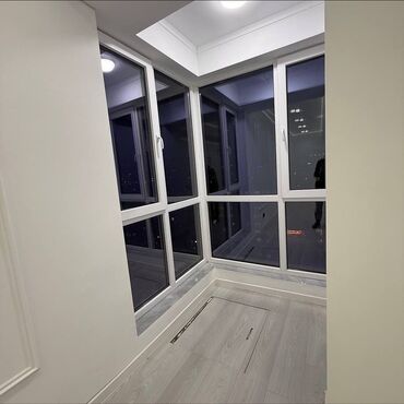 Помещения свободного назначения: Современная белая комната под интерьер-студию - Просторное вытянутое — 7