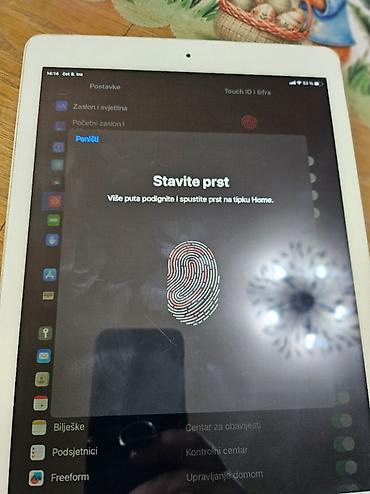 Apple: Apple iPad 9.7” sa Touch ID Ipad 5 generacija baterija odlicn a sa sim — 5