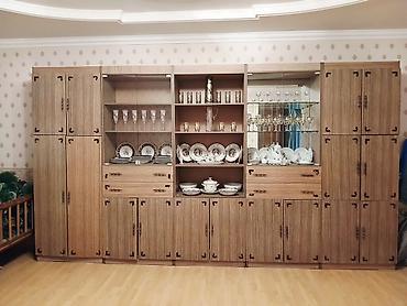 salon kresloları: Klassik üslubda iri qonaq otağı divar dolabı - Material: ağac — 1
