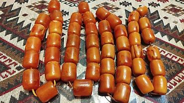 kehraba: Məhsul: Təsbeh muncuqları (iki fərqli dəst) - Material: - Dəst 1 — 1